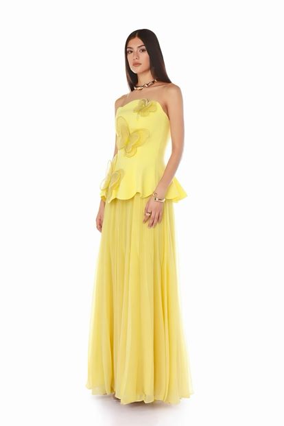Vestido de noche amarillo con detalle de mariposa